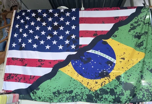 Bandeira personalizada sendo produzida na Banderminas com impressão digital de alta qualidade.